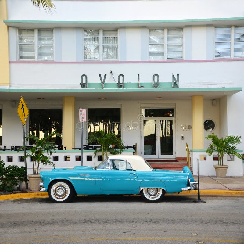 Ford 1957 Thunderbird em Miami Beach imagem de stock royalty free Ford 1957 Thunderbird em Miami Beach imagem de stock royalty free