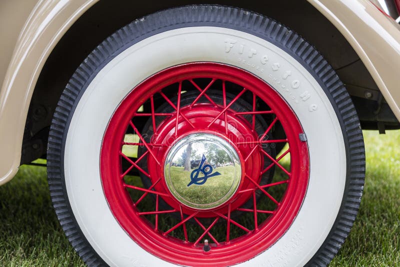 Ford Cabriolet car 1934 hubcap wheel metal spokes