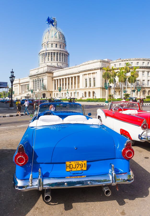 Ford convertible antiguo cerca del capitolio en La Habana fotos de archivo libres de regalías Ford convertible antiguo cerca del capitolio en La Habana fotos de archivo libres de regalías
