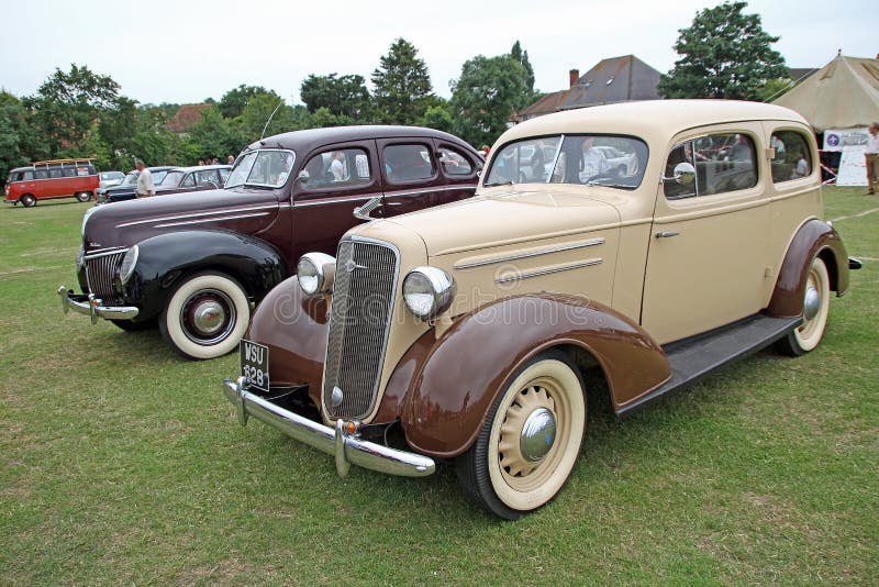Ford de lujo y obras clásicas del vintage de Chevrolet foto de archivo libre de regalías Ford de lujo y obras clásicas del vintage de Chevrolet foto de archivo libre de regalías