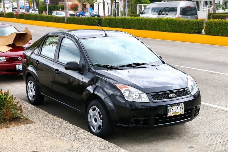 Imagen editorial del Ford Fiesta. Imagen de pequeño, camino, modelo - fiesta 2006 sedan Imagen editorial del Ford Fiesta. Imagen de pequeño, camino, modelo -