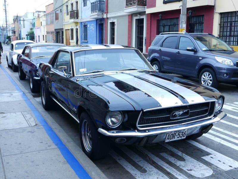  Ford Mustang Blanco Y Negro V2  Exhibido En Lima Fotografía editorial