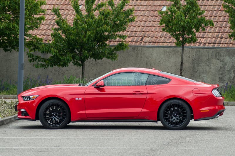 Ford Mustang Rojo V8 GT Parqueó En La Calle Imagen editorial - Imagen de  lujo, velocidad: 147402775