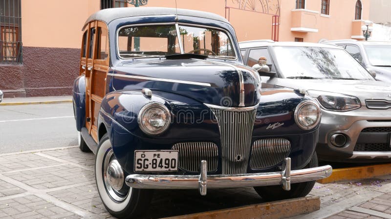 Ford Super Woodie Station Wagon de lujo, Lima imagen de archivo Ford Super Woodie Station Wagon de lujo, Lima imagen de archivo
