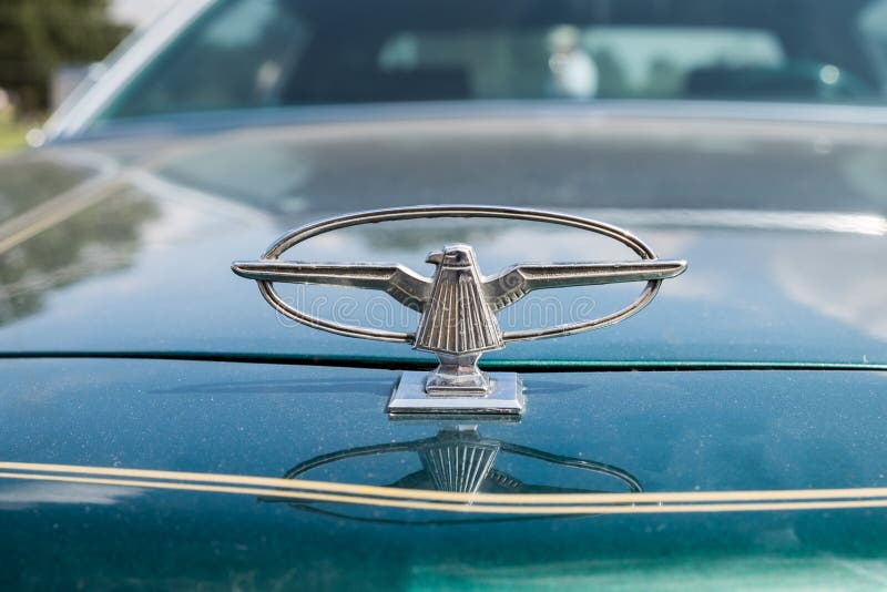 1973 - Ford Thunderbird Hood Emblem Ornament 1976 No Fundo Verde Imagem