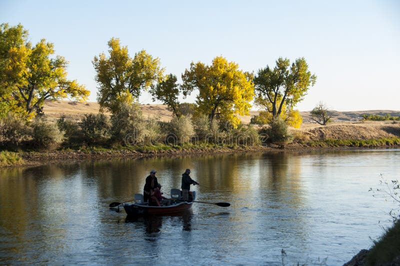 Forelle, die Derby auf North Platte River Wyoming fischt lizenzfreie stockfotografie Forelle, die Derby auf North Platte River Wyoming fischt lizenzfreie stockfotografie