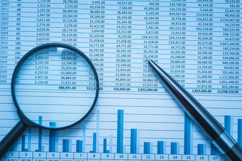 Forensics för finans för räknearkbankkonton redovisande med förstoringsglaset och pennan Begrepp för finansiell bedrägeriutrednin royaltyfria bilder Forensics för finans för räknearkbankkonton redovisande med förstoringsglaset och pennan Begrepp för finansiell bedrägeriutrednin royaltyfria bilder