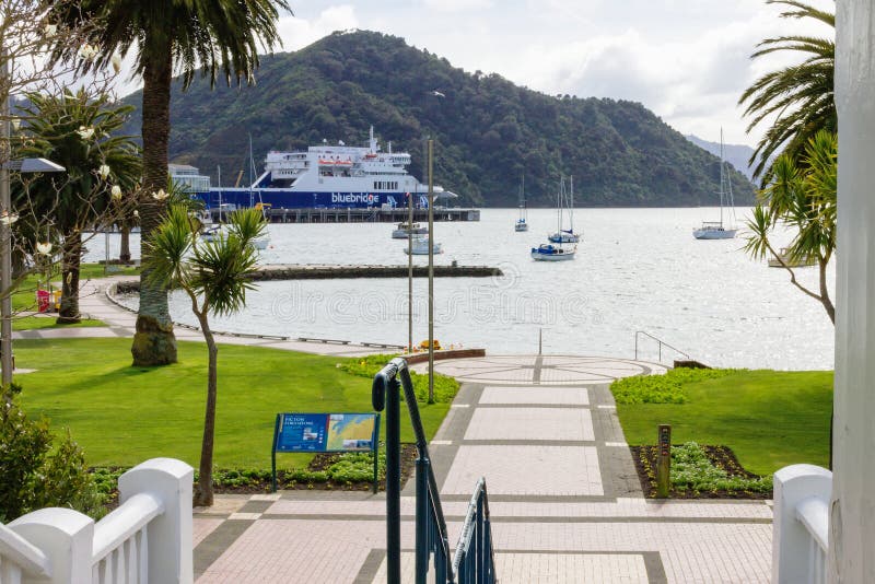 Foreshore Picton расположенный на голове звука ферзя Шарлотта в красивом Marlborough стоковое фото rf Foreshore Picton расположенный на голове звука ферзя Шарлотта в красивом Marlborough стоковое фото rf