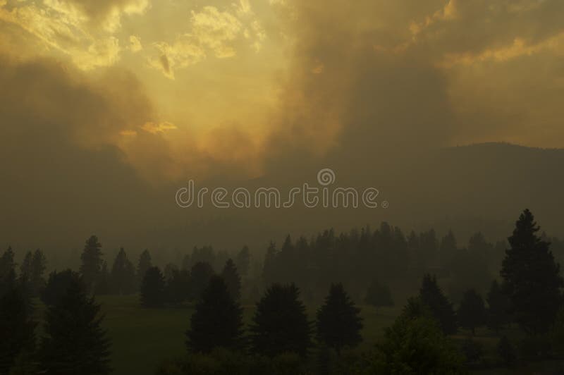 Forest Fire Near un campo de golf imagen de archivo Forest Fire Near un campo de golf imagen de archivo