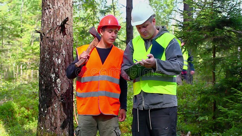 Forest Officer spiega a lavoro assegnato giovane operaio