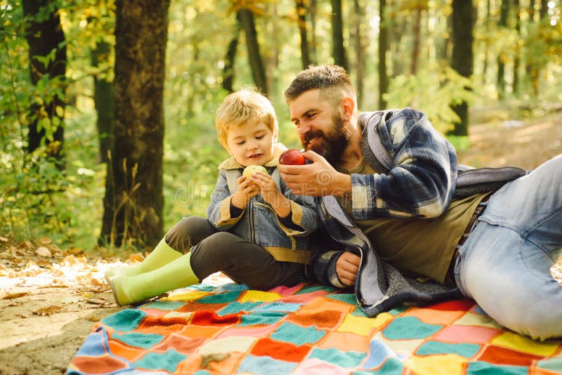 Forest picnic hiking. Healthy lifestyle. Nature picnic. Healthy snack. Vitamin charge. Family picnic. Hipster bearded stock photography Forest picnic hiking. Healthy lifestyle. Nature picnic. Healthy snack. Vitamin charge. Family picnic. Hipster bearded stock photography