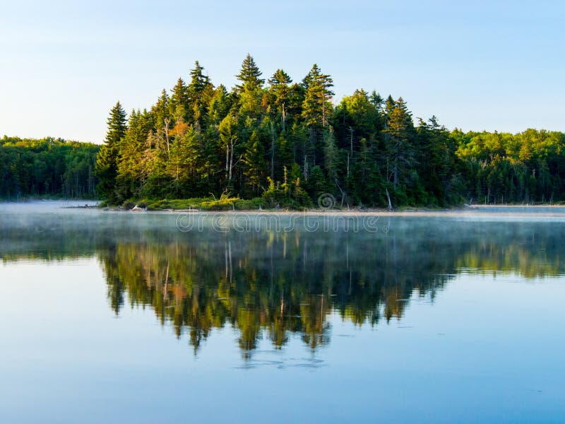 Le Lac Loge La Ligne Un étang Du Vermont En Automne Maximal Photo stock