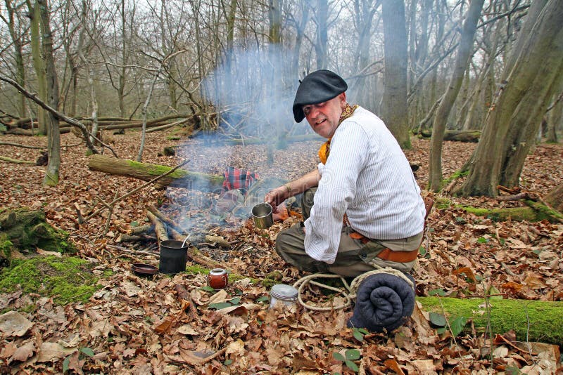 Fotografia lesník v jeho kancelárii teší oddýchnuť od práce, ako sa pripravuje na táborák a variť jeho yerba čaj! 