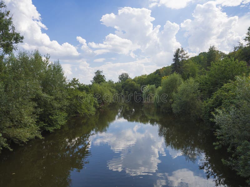 Forestsee Landschaft mit den Bäumen, blauem Himmel und den Wolken, die im Wasser sich reflektieren stockfotos Forestsee Landschaft mit den Bäumen, blauem Himmel und den Wolken, die im Wasser sich reflektieren stockfotos