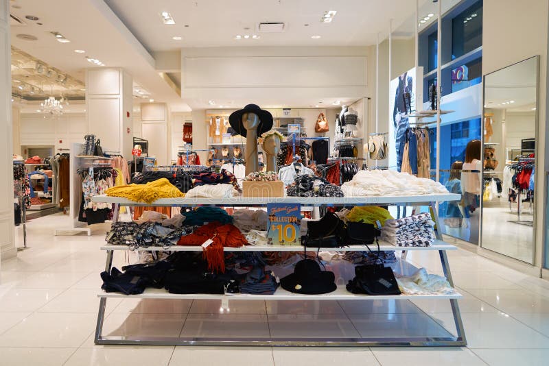 Forever 21 store editorial stock image. Image of interior - 104541204