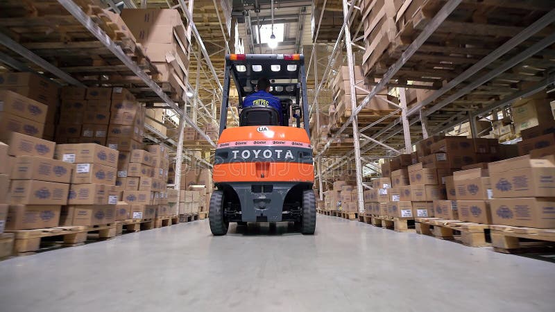 Forklift ciężarówek ruch Między Wielkimi metal półkami