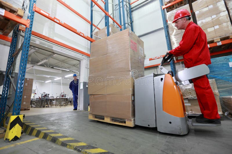 Forklift ładowacz z kartonowym frachtowym chodzeniem w storehouse zdjęcie stock Forklift ładowacz z kartonowym frachtowym chodzeniem w storehouse zdjęcie stock