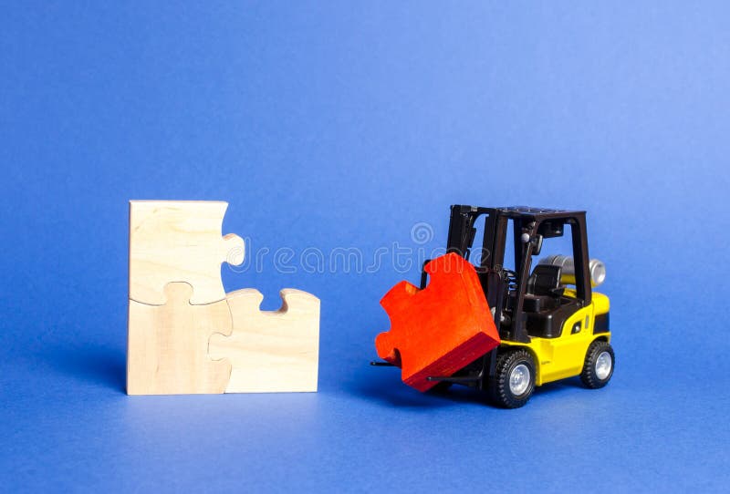 forklift το φορτηγό φέρνει τον ελλείποντα κόκκινο γρίφο στο ατελές σύνολο κατασκευή και ολοκλήρωση του προγράμματος στοκ φωτογραφία forklift το φορτηγό φέρνει τον ελλείποντα κόκκινο γρίφο στο ατελές σύνολο κατασκευή και ολοκλήρωση του προγράμματος στοκ φωτογραφία