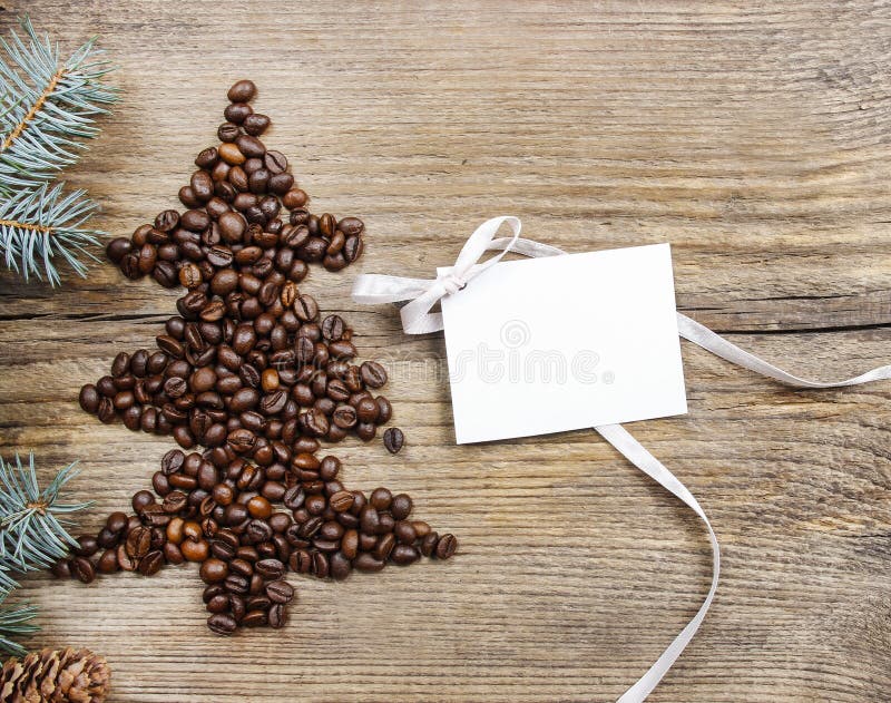 Form des Weihnachtsbaums gemacht von den Kaffeebohnen lizenzfreies stockfoto Form des Weihnachtsbaums gemacht von den Kaffeebohnen lizenzfreies stockfoto