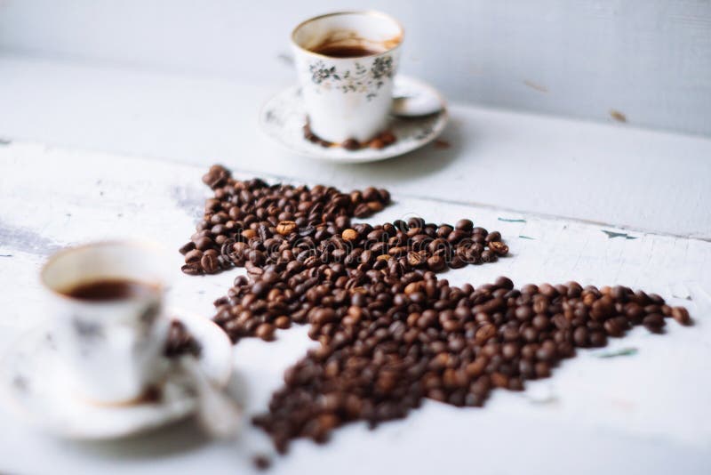 Form des Weihnachtsbaums gemacht von den Kaffeebohnen auf Holztisch Draufsicht, Kopienraum Kopieren Sie Raum für Ihren Text lizenzfreie stockfotografie Form des Weihnachtsbaums gemacht von den Kaffeebohnen auf Holztisch Draufsicht, Kopienraum Kopieren Sie Raum für Ihren Text lizenzfreie stockfotografie