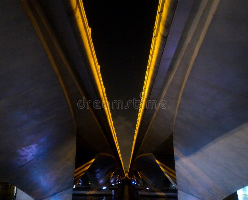 Forma astratta di due ponti congiunti da luci di spigolo fotografia stock libera da diritti Forma astratta di due ponti congiunti da luci di spigolo fotografia stock libera da diritti