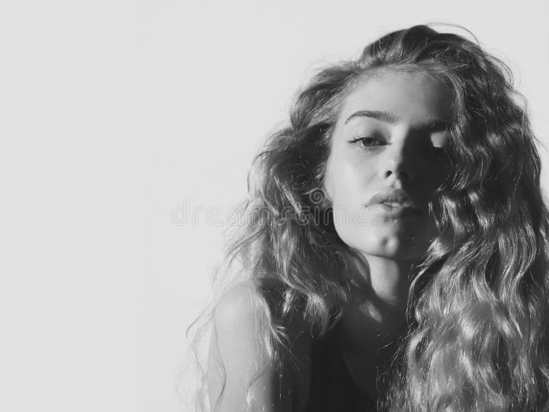 Forma, beleza e conceito fêmeas da propaganda Cara nova do girlwith bonito e cabelo louro, longo, ondulado natural fotos de stock Forma, beleza e conceito fêmeas da propaganda Cara nova do girlwith bonito e cabelo louro, longo, ondulado natural fotos de stock