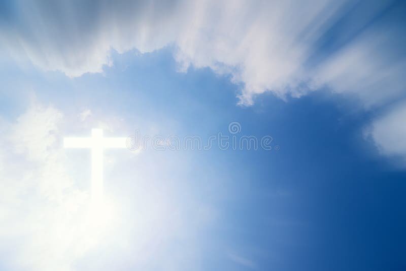 Forma concettuale della croce di legno o del simbolo religioso su un cielo con sfondo nuvoloso per dio. credenza sulla resurrezion