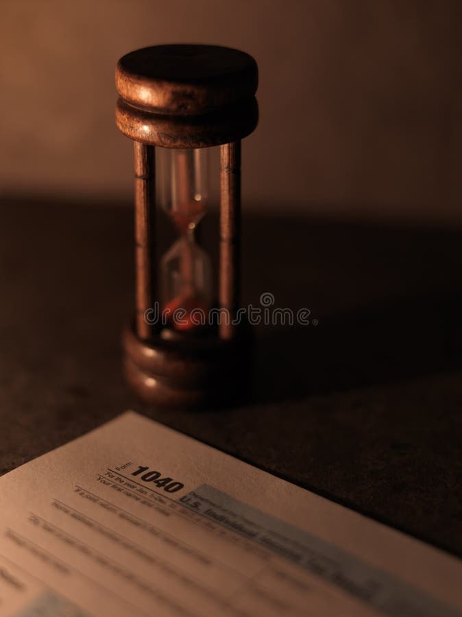 Forma de impuesto del IRS 1040 con reloj de arena fotografía de archivo libre de regalías Forma de impuesto del IRS 1040 con reloj de arena fotografía de archivo libre de regalías