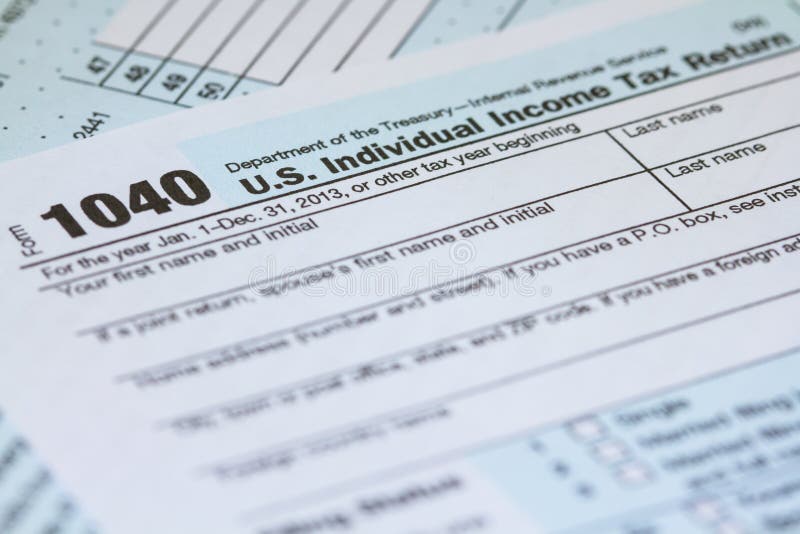 Forma 1040 de impuesto individual del IRS de la declaración sobre la renta de los 2013 E.E.U.U. imágenes de archivo libres de regalías Forma 1040 de impuesto individual del IRS de la declaración sobre la renta de los 2013 E.E.U.U. imágenes de archivo libres de regalías