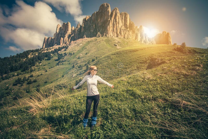 Forma de vida al aire libre relajante del viaje de la mujer joven imágenes de archivo libres de regalías Forma de vida al aire libre relajante del viaje de la mujer joven imágenes de archivo libres de regalías
