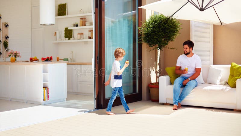 Forma de vida de la familia en el patio del verano, cocina del espacio abierto imagen de archivo libre de regalías Forma de vida de la familia en el patio del verano, cocina del espacio abierto imagen de archivo libre de regalías