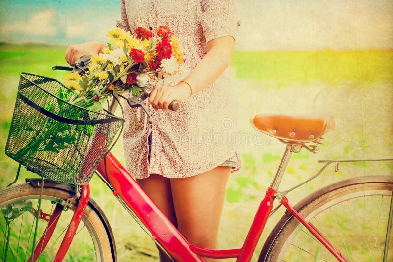 Forma de vida de las mujeres en primavera con las flores coloridas en cesta de bicicleta roja fotografía de archivo libre de regalías Forma de vida de las mujeres en primavera con las flores coloridas en cesta de bicicleta roja fotografía de archivo libre de regalías