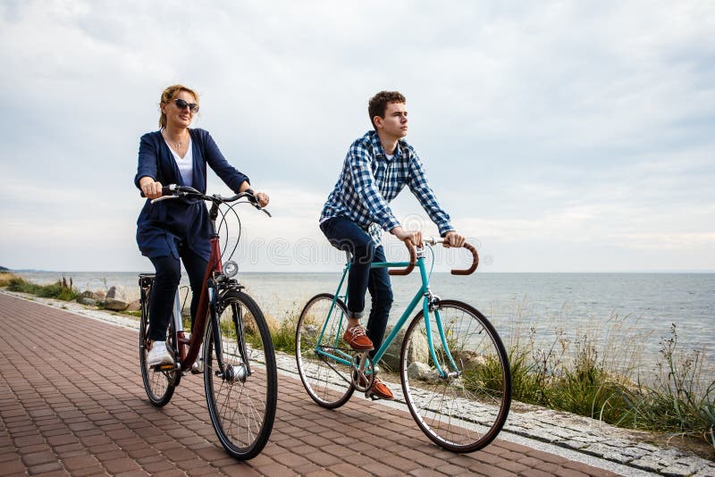 Forma de vida sana - bicicletas que montan de la gente imagen de archivo libre de regalías Forma de vida sana - bicicletas que montan de la gente imagen de archivo libre de regalías