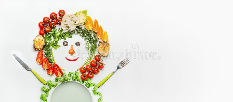 Forma de vida sana y concepto de dieta Hombre amistoso hecho de verduras de ensalada, de la placa, de los cubiertos y de la cinta fotografía de archivo libre de regalías Forma de vida sana y concepto de dieta Hombre amistoso hecho de verduras de ensalada, de la placa, de los cubiertos y de la cinta fotografía de archivo libre de regalías