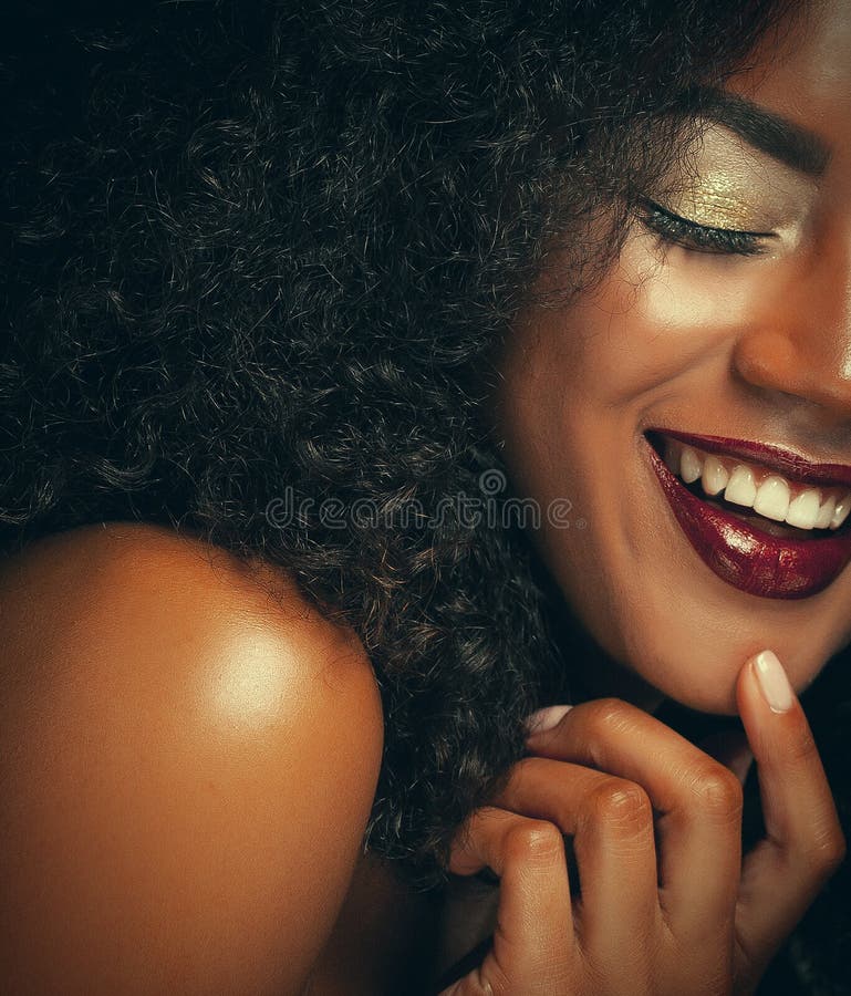 Forma de vida y concepto de la gente: Retrato de una sonrisa africana joven hermosa de la mujer imágenes de archivo libres de regalías Forma de vida y concepto de la gente: Retrato de una sonrisa africana joven hermosa de la mujer imágenes de archivo libres de regalías