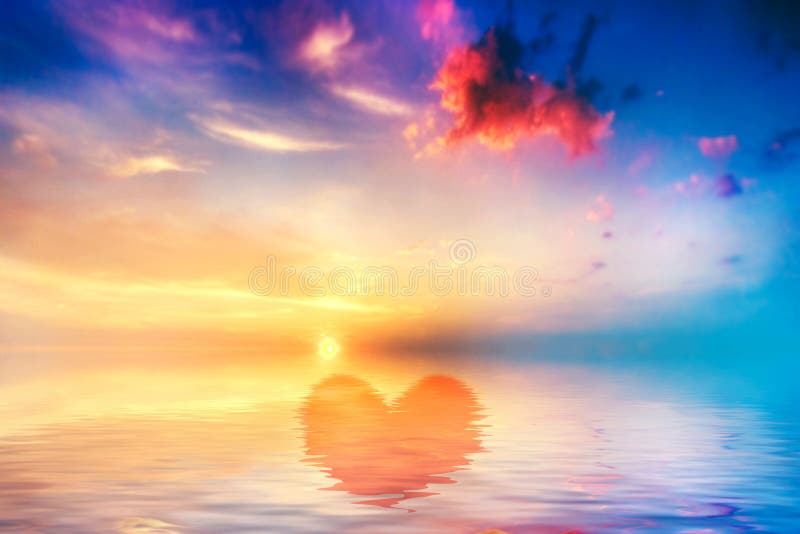 Forma del cuore in oceano calmo al tramonto. Bello cielo