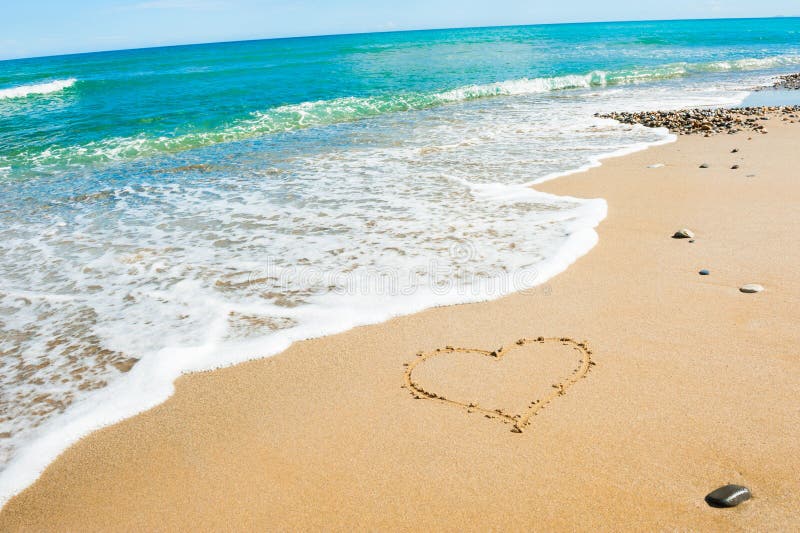 Forma di cuore sulla sabbia fotografie stock