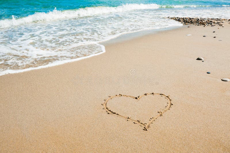 Forma di cuore sulla spiaggia immagini stock