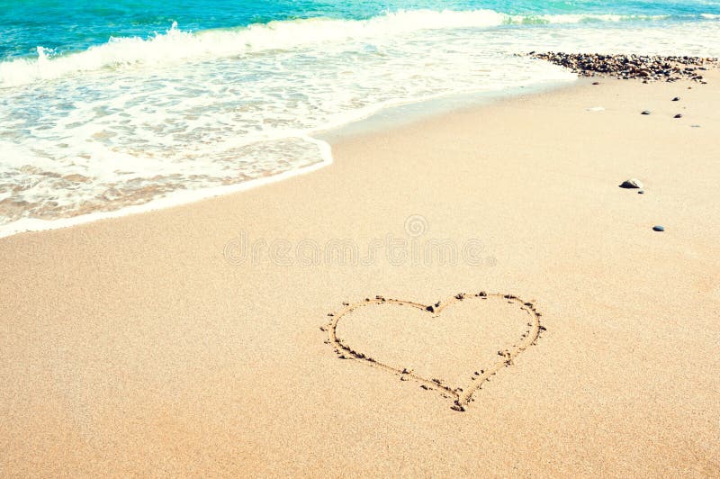 Forma di cuore sulla spiaggia immagini stock