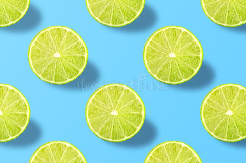 Forma di frutta vivida di calce fresca su fondo colorato fotografie stock