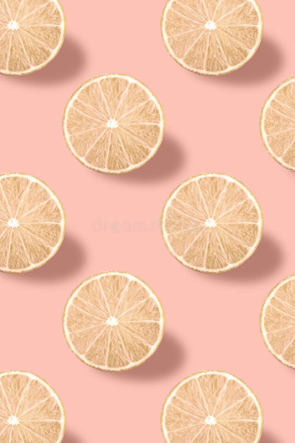 Forma di frutta vivida di calce fresca su fondo colorato fotografia stock