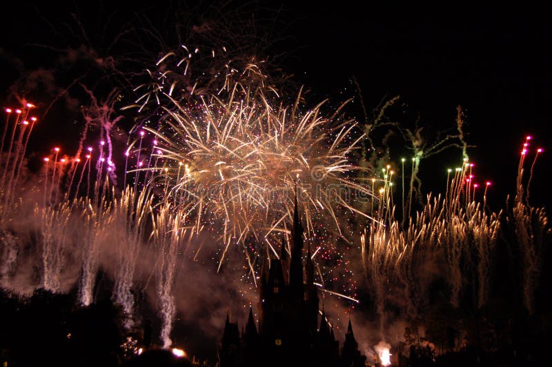 Forma do castelo de Disney Cinderella com fogos-de-artifício