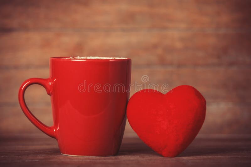 Forma do coração e xícara de café vermelha. imagem de stock royalty free Forma do coração e xícara de café vermelha. imagem de stock royalty free