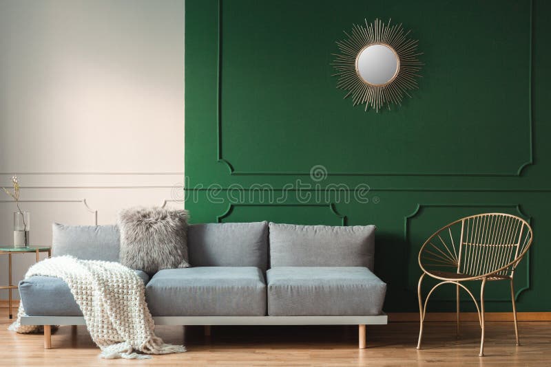 forma do sol como o espelho na parede verde do interior da sala de visitas com o sofá escandinavo com descansos imagem de stock royalty free forma do sol como o espelho na parede verde do interior da sala de visitas com o sofá escandinavo com descansos imagem de stock royalty free