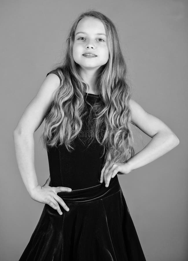 forma dos mi?dos De veludo bonito do desgaste da crian?a da menina vestido violeta Roupa para a dan?a de sal?o de baile O vestido fotografia de stock royalty free forma dos mi?dos De veludo bonito do desgaste da crian?a da menina vestido violeta Roupa para a dan?a de sal?o de baile O vestido fotografia de stock royalty free