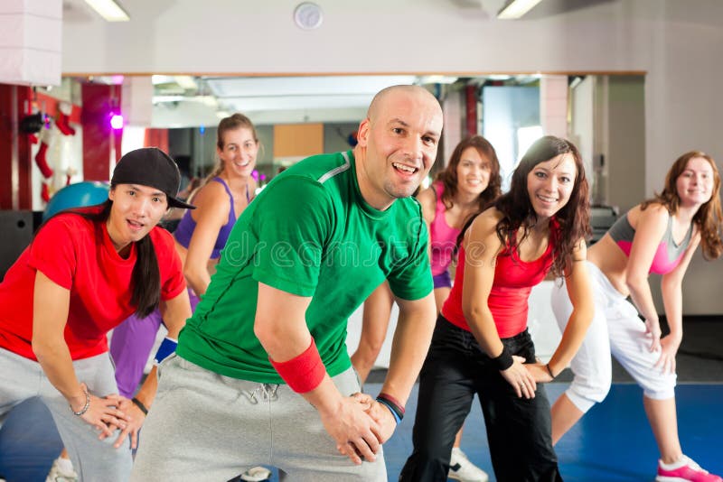 Forma fisica - allenamento di ballo di Zumba in palestra fotografie stock Forma fisica - allenamento di ballo di Zumba in palestra fotografie stock