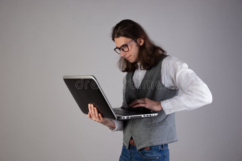 Formación y nuevas tecnologías cursos online elearning. un joven de pelo largo y gafas. fotografía de archivo libre de regalías