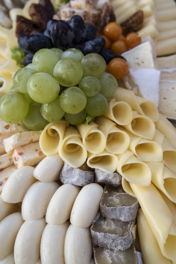Formaggi diversi forniti da un ristorante per un buffet fotografia stock libera da diritti