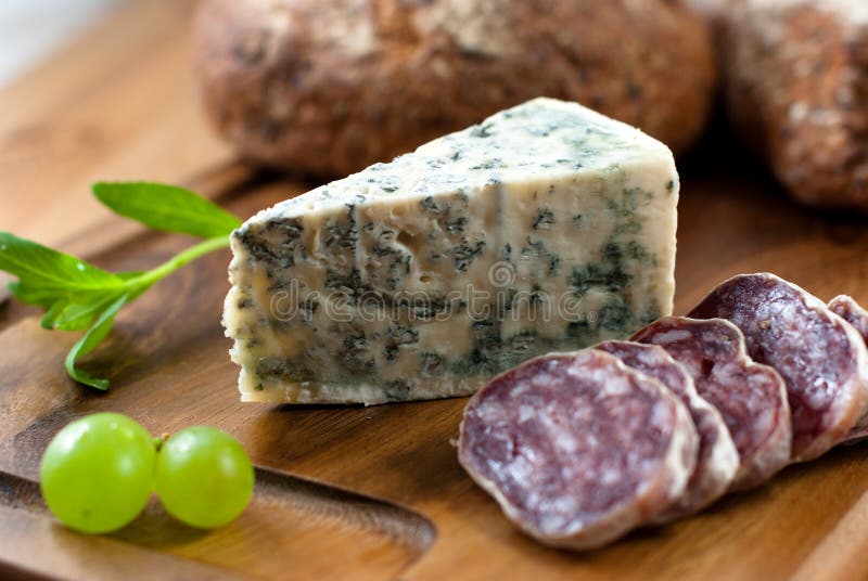 Formaggio erborinato e salsiccia francese fotografia stock