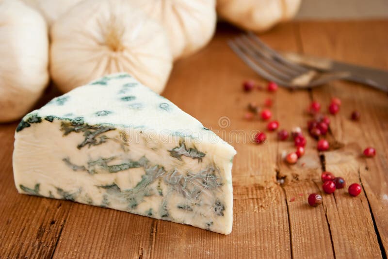 Formaggio erborinato e aglio immagini stock libere da diritti